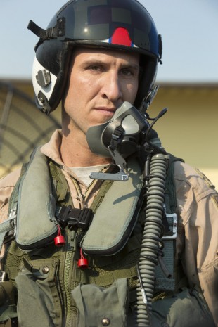 Pablo Schreiber som den doplangende superpiloten Zeke "Z-Pak" Tilson. (Foto: HBO Nordic)