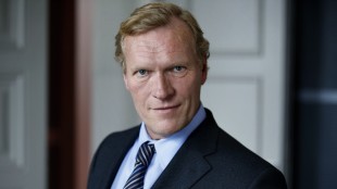Sven Nordin gjør en fin figur som den svenske justisministeren Gunnar Elvestad. (Foto: TV2)