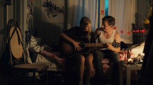 Hilde (Anneli Aune) får gitarleksjon av Thomas (Allan Hyde) i Dryads - Girls Don't Cry (Foto: Last Filmdistribution).