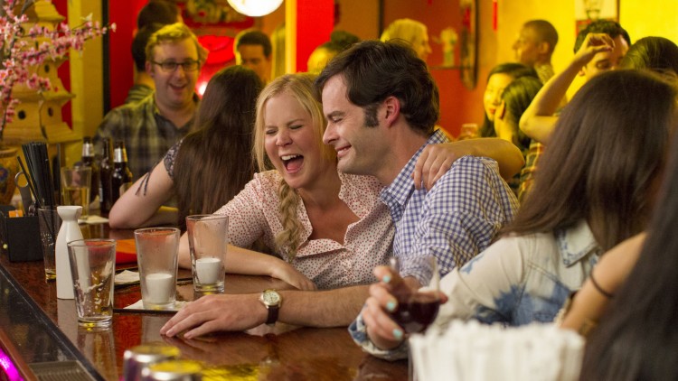 Amy (Amy Schumer) faller uventet for Aaron (Bill Hader) i Trainwreck (Foto: United International Pictures).