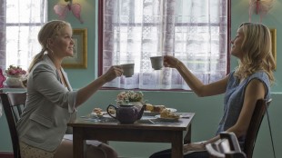 Søstrene Amy (Amy Schumer) og Kim (Brie Larson) har helt ulike syn på parforhold i Trainwreck (Foto: United International Pictures).