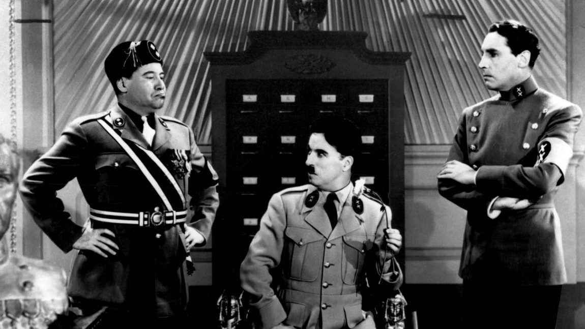 Charlie Chaplin som diktator, og en parodi på Adolf Hitler,  i filmen "The Great Dictator" fra 1940. (Foto: Ap, NTBScanpix)