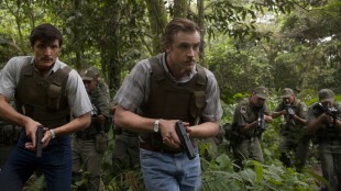 Agenter på jakt. Steve Murphy (Boyd Holbrook) i front og Javier Peña (Pedro Pascal) hakk i hel. (Foto: Netflix).