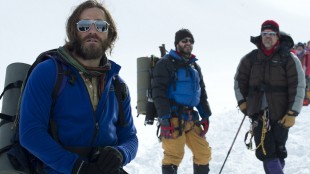 Jake Gyllenhaal, Michael Kelly og Josh Brolin spiller klatrere på vei til topps i Everest (Foto: United International Pictures).
