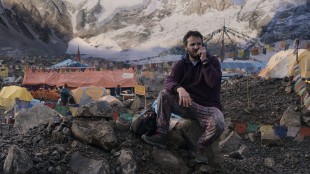 Rob Hall (Jason Clarke) ringer hjem til sin gravide kone fra base camp i Everest (Foto: United International Pictures).