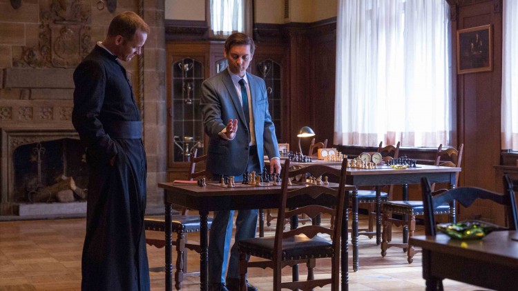 Bobby Fischer (Tobey Maguire) gir Fader Lombardy (Peter Sarsgaard) en sjakkleksjon i Pawn Sacrifice (Foto: SF Norge AS).