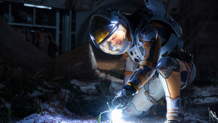 Mark Watney (Matt Damon) forsøker å dyrke sin egen mat på Mars i The Martian (Foto: 20th Century Fox).