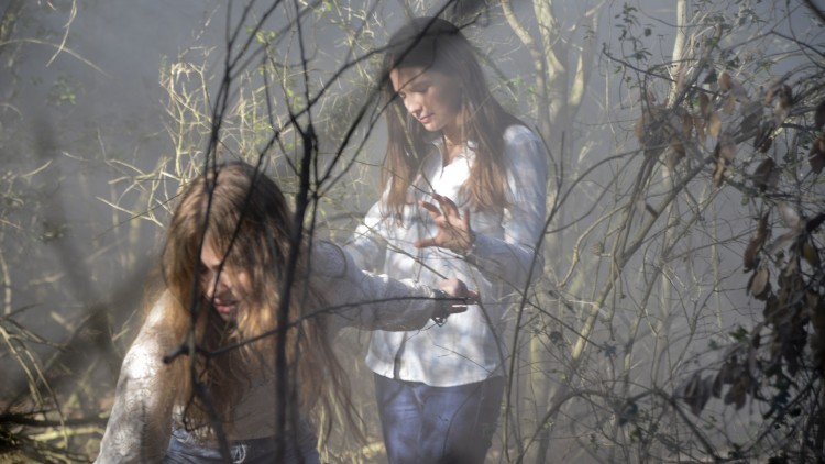 Lou de Laáge og Joséphine Japy gjennom skogen i Pust (Foto: Alice Dardun / Move Movie / Storytelling).