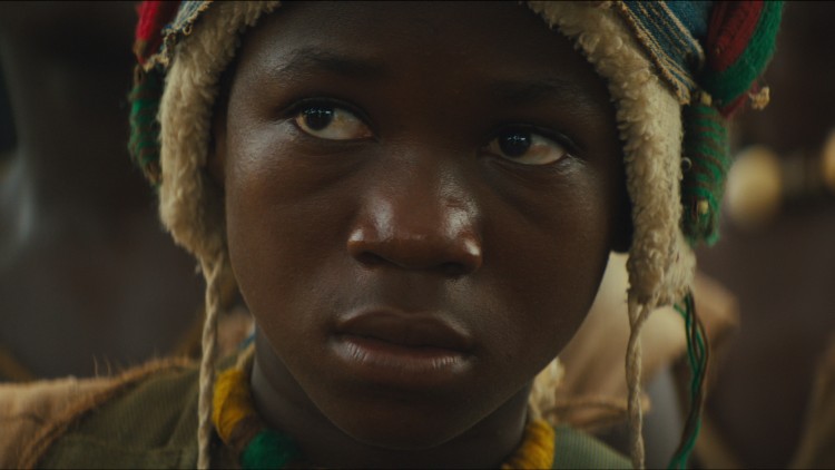 Abraham Attah spiller gutten som blir barnesoldat i Beasts Of No Nation (Foto: Netflix).