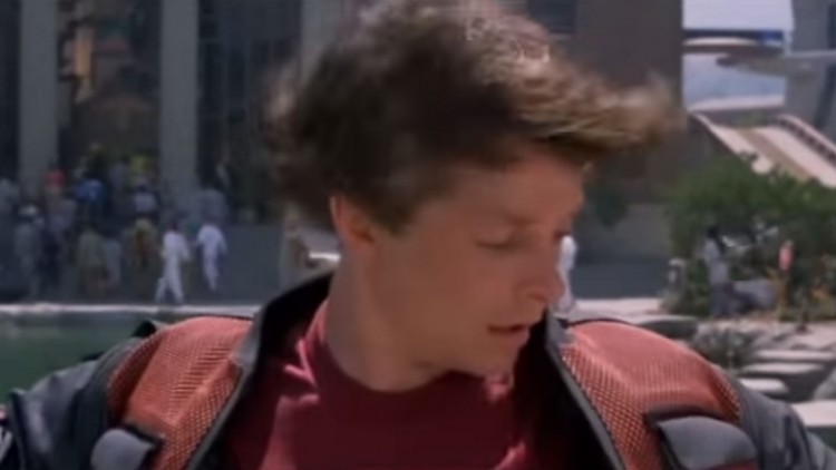 Jakken til Marty har innebygd hårføner som slår seg på hvis han blir våt.  (Foto: Universal Pictures). 