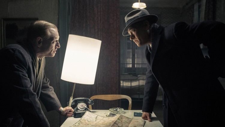 CIA-agenten Hoffman (Scott Shepherd) og James Donovan (Tom Hanks) i Bridge of Spies (Foto: 20th Century Fox).