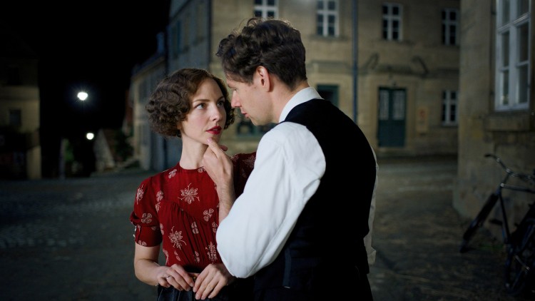 Georg Elser (Christian Friedel) og Elsa (Katharina Schüttler) innleder et intenst forhold i Elser - 13 minutter fra Hitler (Foto: SF Norge AS)