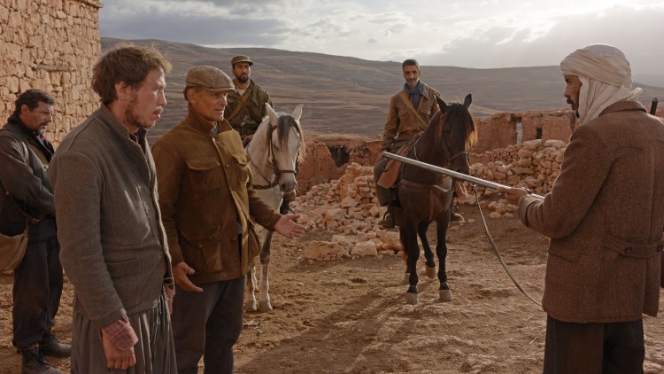 Mohamed (Reda Ketab) og Daru (Viggo Mortensen) møter væpnede menn i Far From Men (Foto: Michael Crotto / Storytelling).