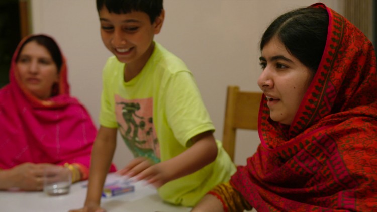Malala Yousafzai sammen med moren Toor Pekai og broren Atal i He named me Malala (Foto: 20th Century Fox).