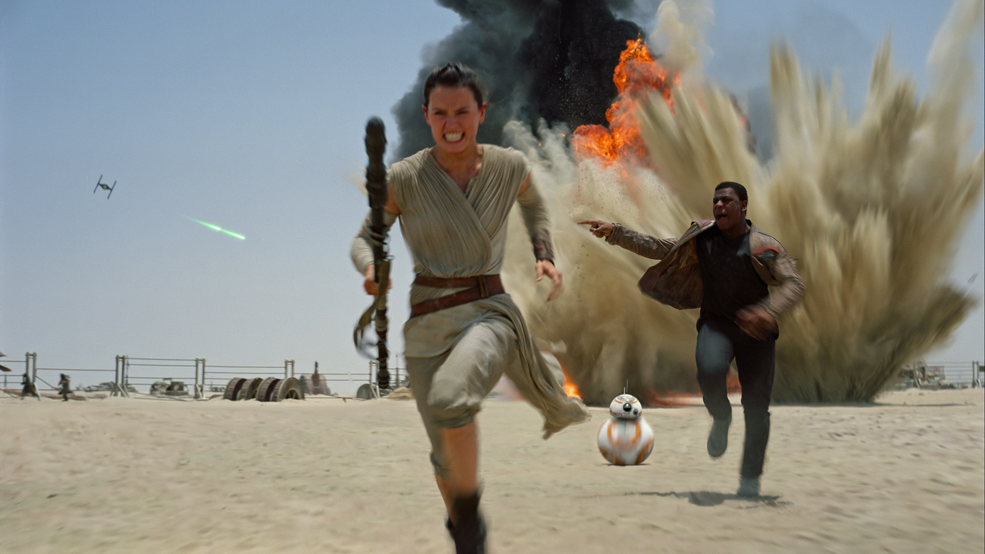 Rey (Daisy Ridley) og Finn (John Boyega) under angrep i Star Wars: The Force Awakens (Foto: The Walt Disney Company).