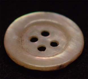 Denne knappen holder to av historiene i The Pearl Button: Vannets mysterium sammen. (Foto: Tour de Force
