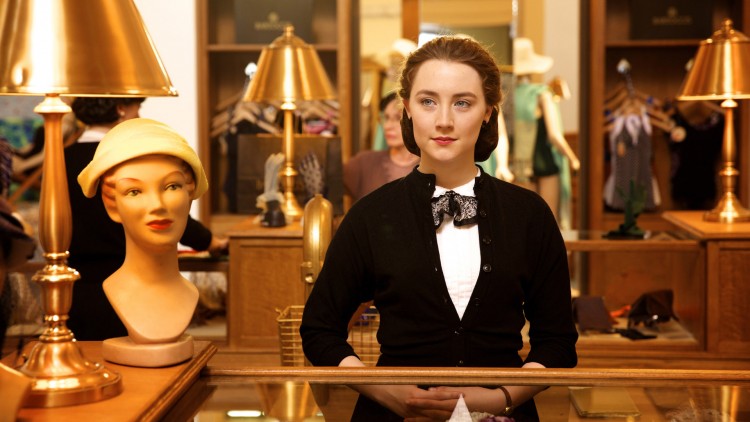 Eilis (Saoirse Ronan) får jobb som ekspeditrise i en fancy butikk i Brooklyn (Foto: Tour de Force).
