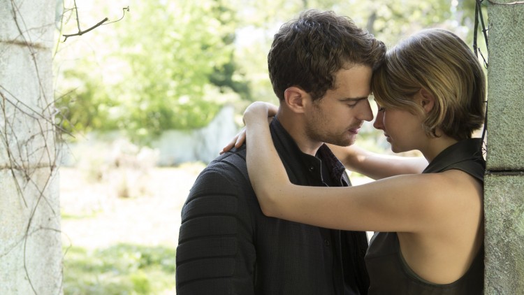 Kjedelig kjærlighet mellom Four (Theo James) og Tris (Shailene Woodley) i The Divergent Series: Allegiant (Foto: Lionsgate).