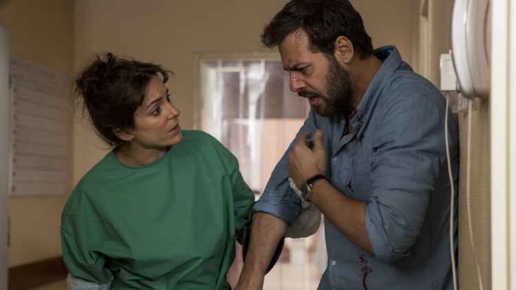 En skadet Antoine (Laurent Lafitte) møter Angèle (Audrey Dana) på det lokale likhuset i Bumerang (Foto: SF Norge).