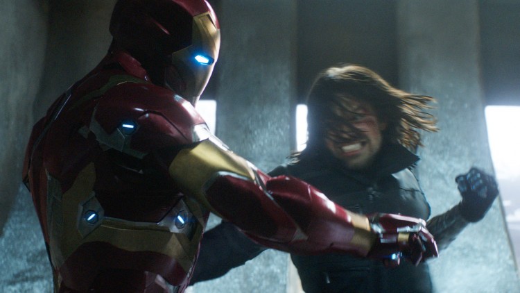 Hard kamp mellom Iron Man (Robert Downey Jr.) og Winter Soldier (Sebastian Stan) i Captain America: Civil War (Foto: The Walt Disney Company Nordic).