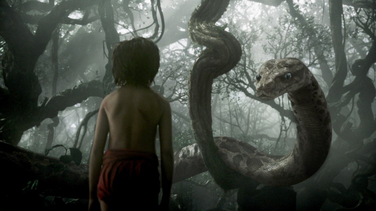 Mowgli (Neel Sethi) møter Kaa (Scarlett Johansson) i Jungelboken (Foto: ©2015 Disney Enterprises, Inc. All Rights Reserved.)