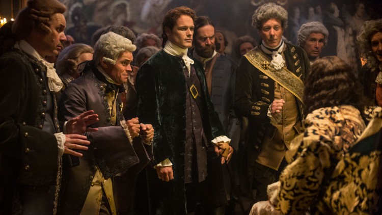 Jamie får mæte kongen av Frankrike under litt spesielle omstendigheter i sesong to av Outlander. (Foto: © Sony Pictures Television Inc. All Rights Reserved.).