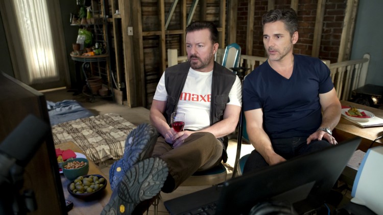 Ian Finch (Ricky Gervais) og Frank Bonneville (Eric Bana) lager falske radioreportasjer i Special Correspondents (Foto: Netflix).