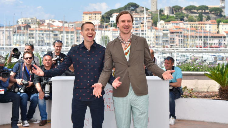 Anders Danielsen Lie og den tyske skuespilleren Lars Eidinger poserer for fotografene på filmfestivalen i Cannes (Foto: AFP PHOTO / LOIC VENANCE).
