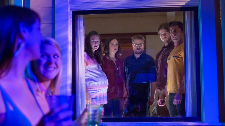 Paula (Carla Gallo), Kelly (Rose Byrne), Mac (Seth Rogen) og Jimmy (Ike Barinholtz) er skeptiske til de nye naboene i Bad Neighbours 2 (Foto: United International Pictures).