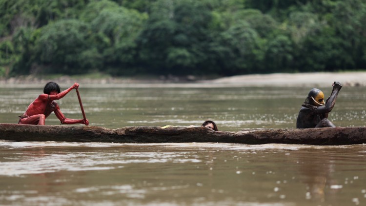 Justine (Lorenza Izzo) fraktes i kano i The Green Inferno (Foto: Another World Entertainment).