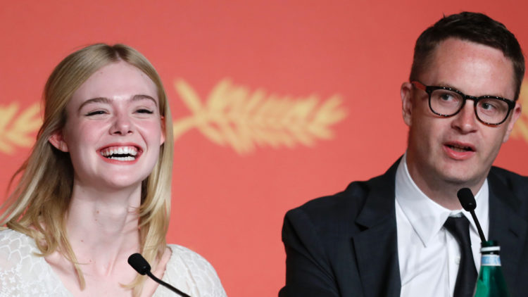 Elle Fanning og Nicolas Winding Refn på pressekonferansen til "The Neon Demon" i Cannes (Foto: AFP PHOTO / Laurent EMMANUEL)