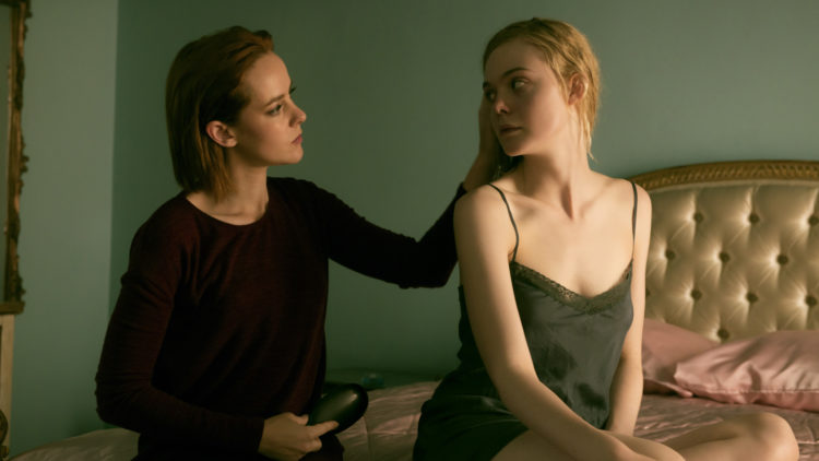 Sminkøren Ruby (Jena Malone) blir venninne av Jesse (Elle Fanning) i The Neon Demon (Foto: Norsk Filmdistribusjon).