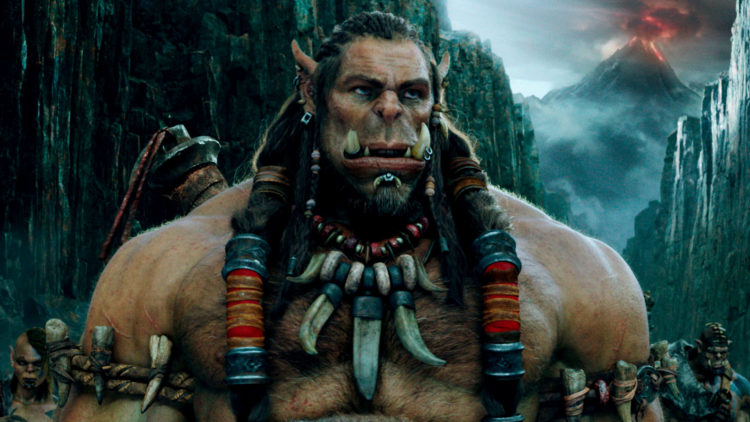 Durotan (Toby Kebell) vurderer et opprør i Warcraft: The Beginning (Foto: United International Pictures).