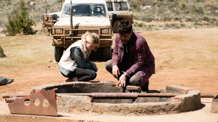 Sophie (Mélanie Thierry) og Mambrú (Benicio Del Toro) forsøker å finne ut hvordan de skal få et lik opp av en brønn i A Perfect Day. (Foto: Arthaus)