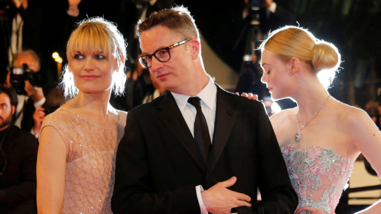 Nicolas Winding Refn sammen med kona Liv Corfixen (t.v.) og skuespiller Elle Fanning på den røde løperen i Cannes. (Foto: REUTERS/Regis Duvignau)