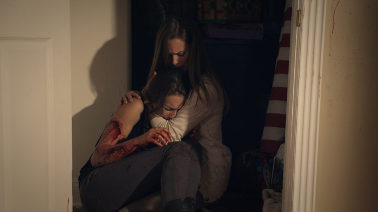 Lucie (Troian Bellisario) trenger hjelp fra barndomsvenninnen Anna (Bailey Noble) i Martyrs. (Foto: Another World Entertainment Norway AS)