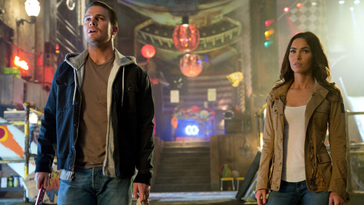 Krimbekjemperen Casey Jones (Stephen Amell) og TV-reporteren April O'Neil (Megan Fox) må samarbeide i Teenage Mutant Ninja Turtles 2. (Foto: United International Pictures)