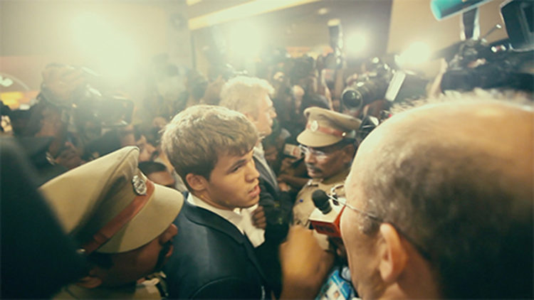 Kaos rundt Magnus Carlsen før VM-kampen i India (Foto: Moskus film/ Nordisk Film Distribusjon AS).
