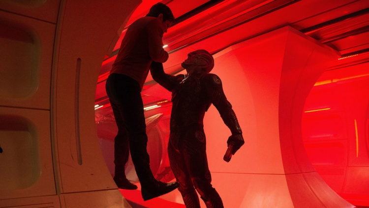 Krall (Idris Elba) er en truende skurk i Star Trek Beyond (Foto: United International Pictures).
