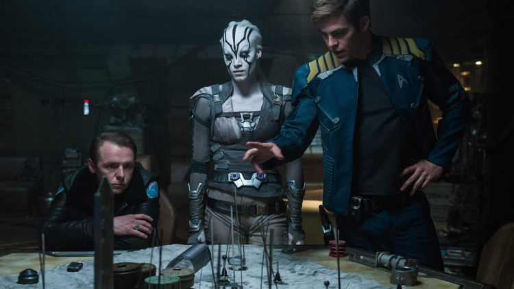 Scotty (Simon Pegg), Jaylah (Sofia Boutella) og kaptein Kirk (Chris Pine) legger planer i Star Trek Beyond (Foto: United International Pictures).