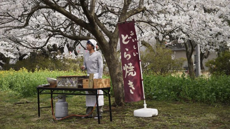 Sentarô (Masatoshi Nagase) selger dorayaki, en slags pannekaker, i Under kirsebærtrærne (Foto: Arthaus).