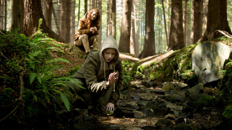 Dr. Amy Menser (Rose Leslie) og Morgan (Anya Taylor-Joy) på skogstur i Morgan (Foto: 20th Century Fox)