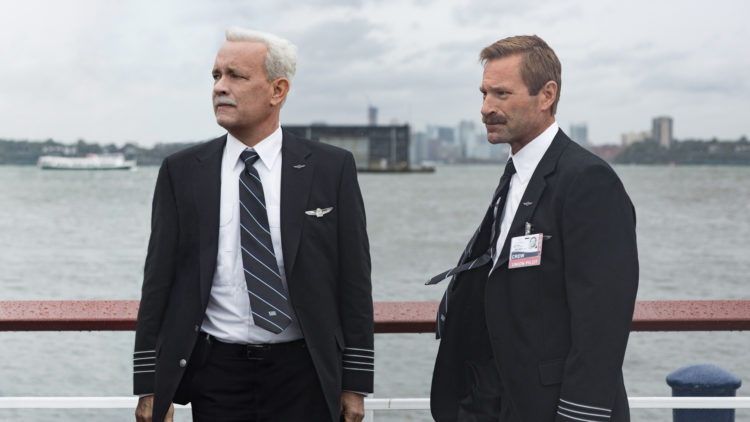 Kaptein Sullenberger (Tom Hanks) og andrepilot Skiles (Aaron Eckhart) ved bredden av Hudson-elva i Sully. (Foto: SF Studios)