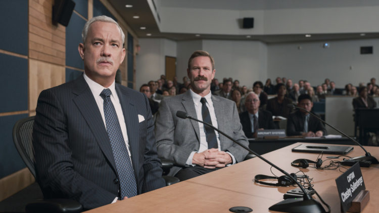 Kaptein Chesley "Sully" Sullenberger (Tom Hanks) og styrmann Jeff Skiles (Aaron Eckhart) må forklare seg i en offentlig høring i Sully. (Foto: SF Studios)