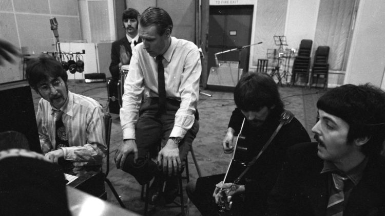 Vi får se og høre hvordan bandet samarbeider med produsent George Martin i The Beatles: Eight Days a Week - The Touring Years. (Foto: Apple Corps Ltd.)