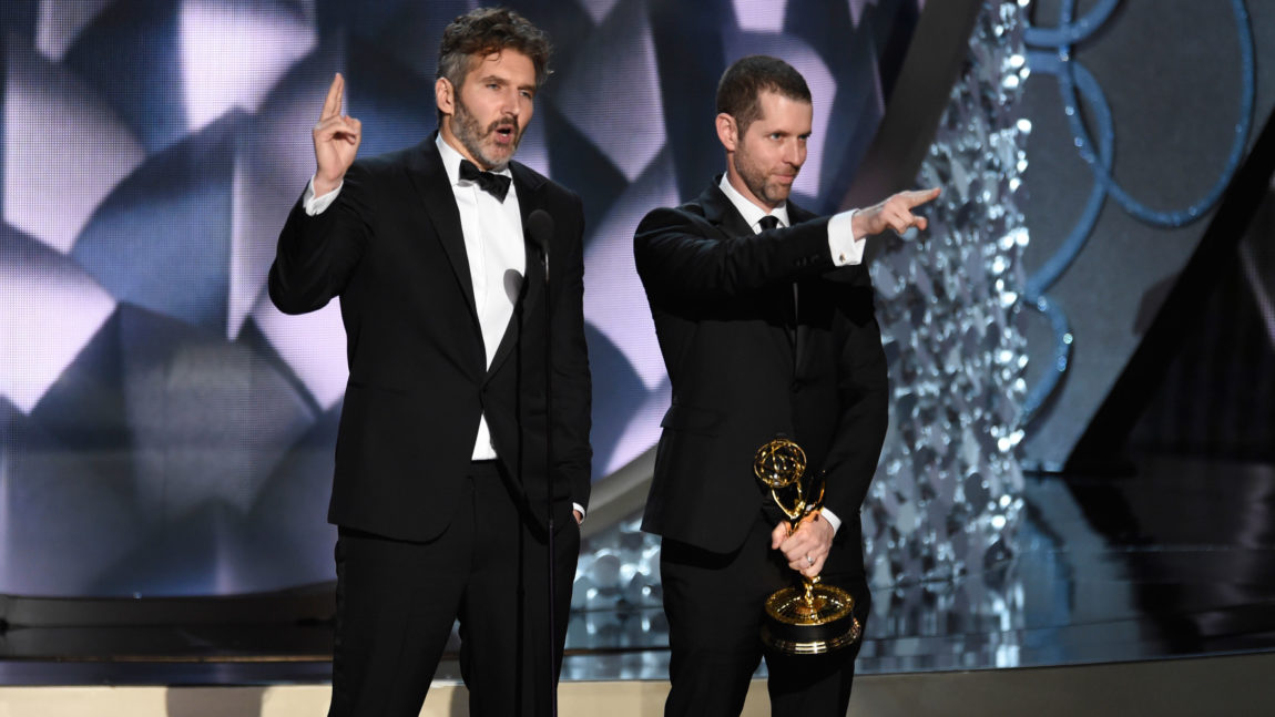 Game of Thrones-serieskapere David Benioff og D.B Weiss tar imot prisen for beste manus for en dramaserie. (Foto: Chris Pizzello/Invision/AP, NTB Scanpix).