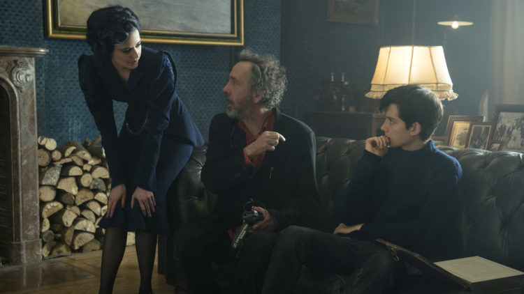Eva Green, Tim Burton og Asa Butterfield under innspillingen av Miss Peregrine's Home For Peculiar Children. (Foto: 20th Century Fox)