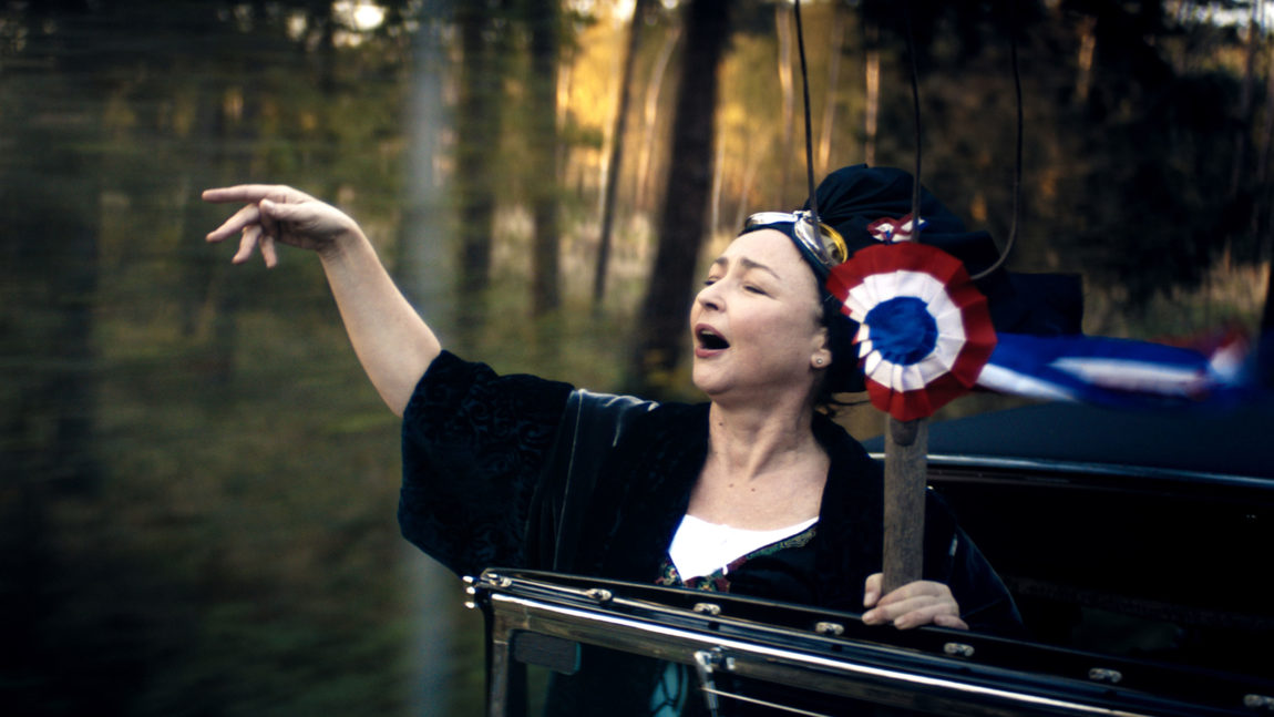 Marguerite synger Marseillaisen av hjertens lyst. (Foto: Europafilm AS).