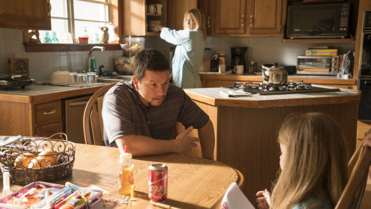 Hygge på hjemmebane for Felicia (Kate Hudson) og Mike Williams (Mark Wahlberg) i Deepwater Horizon (Foto: Nordisk Film Distribusjon AS)