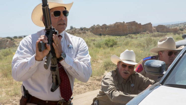 Texas Rangerne Hamilton (Jeff Bridges) og Parker (Gil Birmingham) havner i en skuddveksling i Hell or High Water (Foto: Norsk Filmdistribusjon)